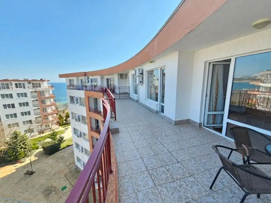 Top floor 2-bedroom apartment with large terrace and sea views in Riviera Fort, Ravda.