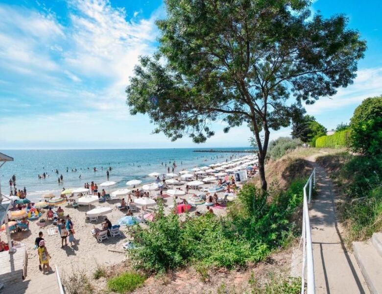 Beach view with umbrellas and people at Riviera Fort, Ravda.