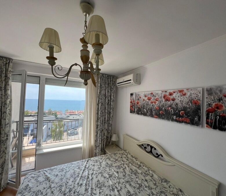 Apartment with stunning sea views in Sveti Vlas, close to the beach. Modern interior with balcony ov.