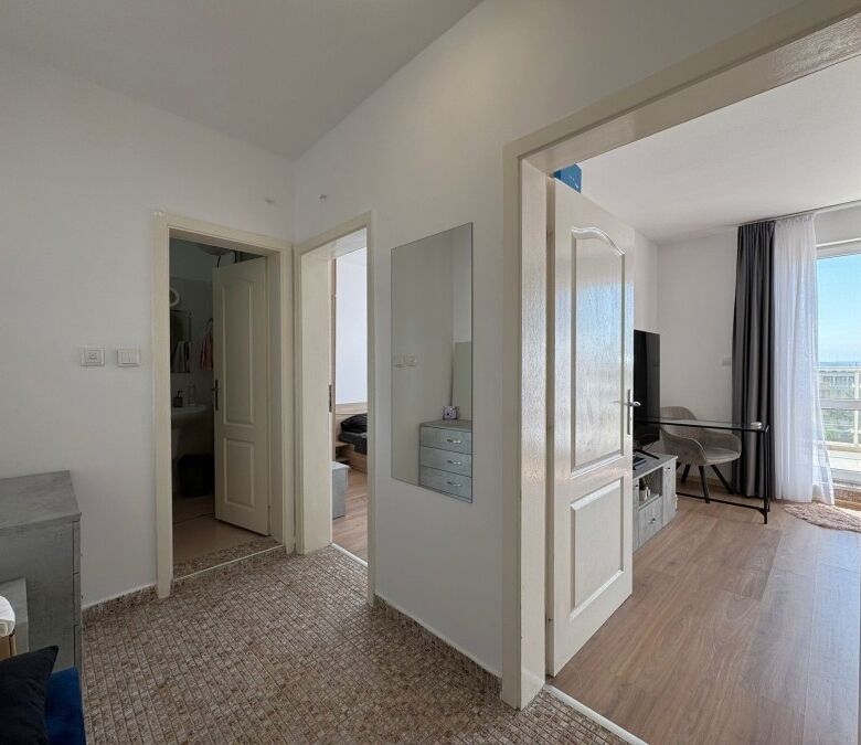 Bright 1-bedroom top floor apartment in Flores Park, Sunny Beach, with sea views.