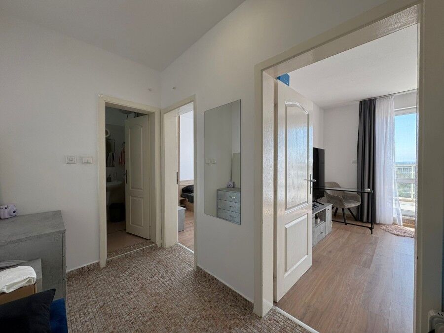 Bright 1-bedroom top floor apartment in Flores Park, Sunny Beach, with sea views.