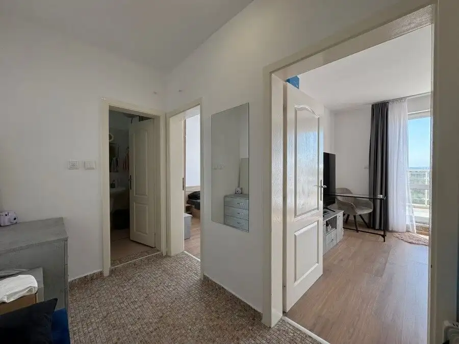Bright 1-bedroom top floor apartment in Flores Park, Sunny Beach, with sea views.