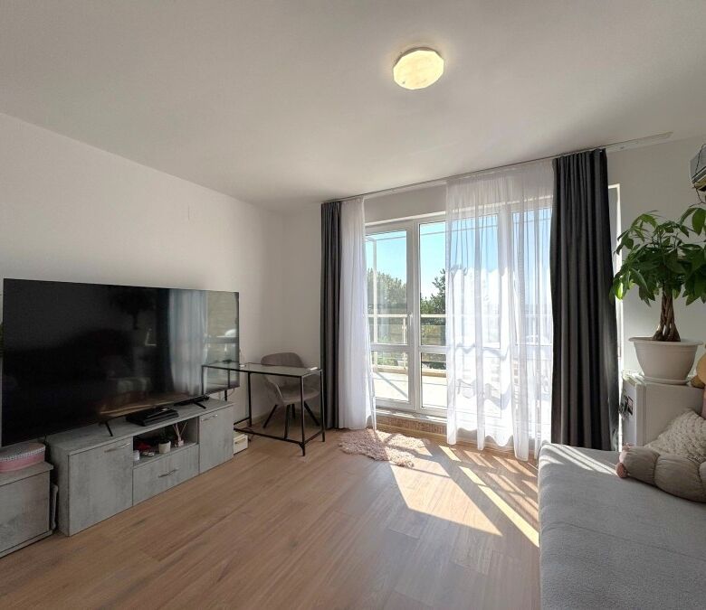 Bright 1-bedroom top floor apartment in Flores Park, Sunny Beach, with spacious living area and balc.