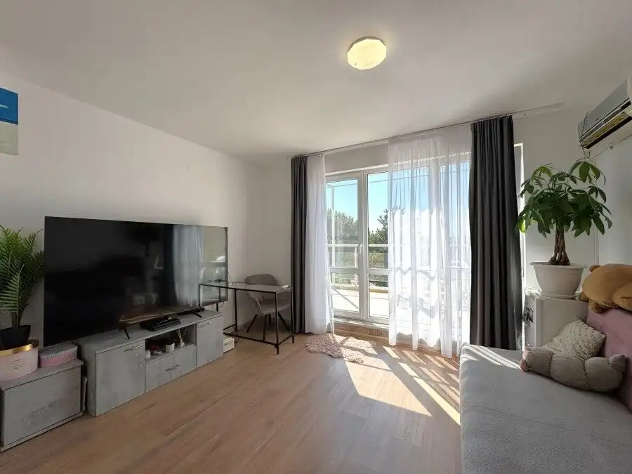 Bright 1-bedroom top floor apartment in Flores Park, Sunny Beach, with spacious living area and balc.