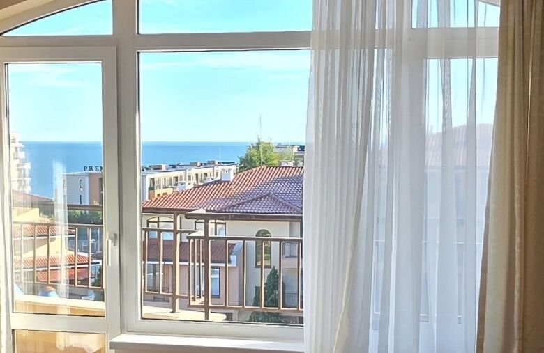 Bright top floor apartment with sea views in Sveti Vlas, close to the beach.