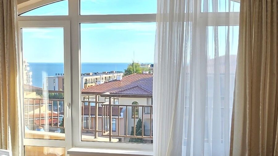 Bright top floor apartment with sea views in Sveti Vlas, close to the beach.