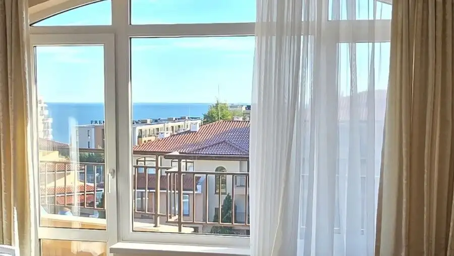 Bright top floor apartment with sea views in Sveti Vlas, close to the beach.