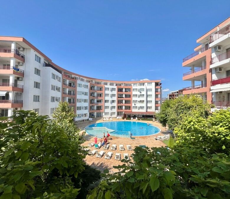 Seaside apartment with pool, surrounded by greenery, in Riviera Fort, Ravda. Perfect for relaxing ho.