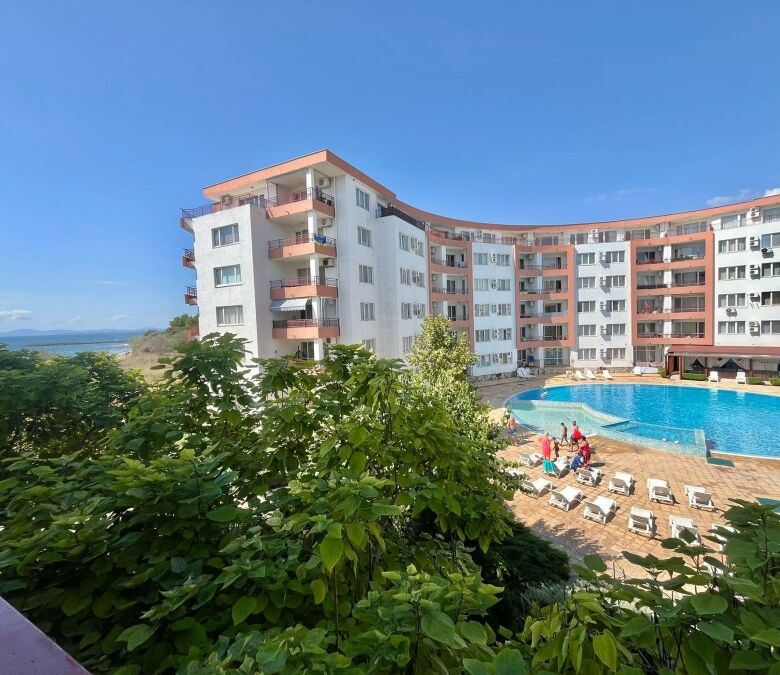 Bright 1-bedroom apartment with sea views in Riviera Fort, Ravda, 86 sq.m., first line. Perfect for.