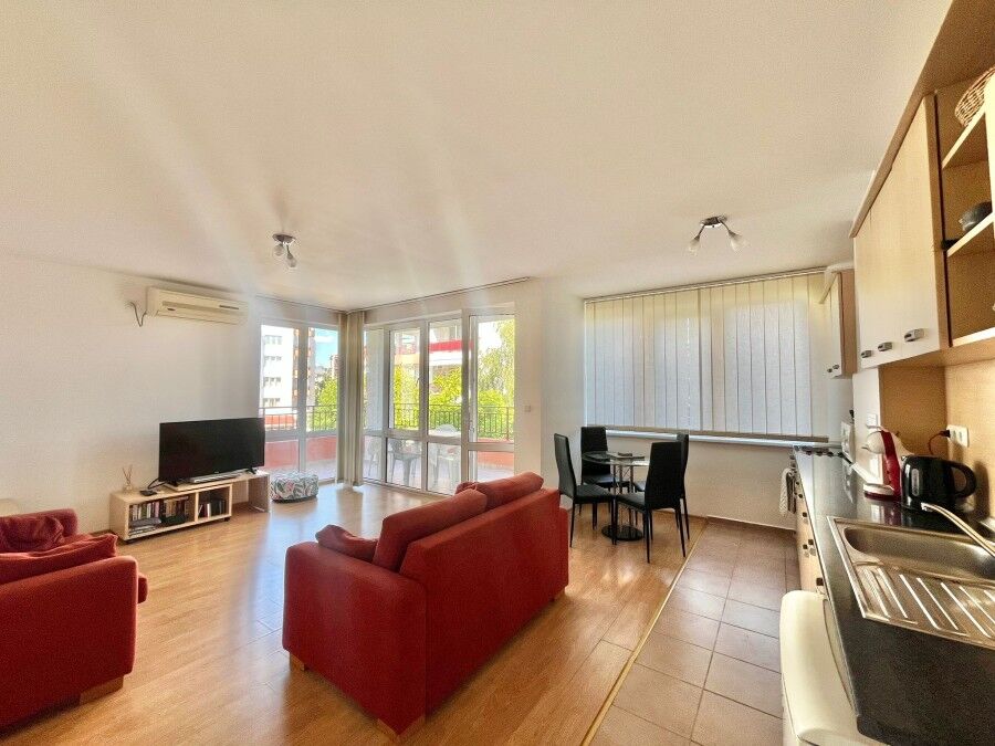 Spacious 1-Bed Apartment with Sea Views Modern 1-bedroom apartment with sea views in Riviera Fort, Ravda, 86 sq.m., first line.