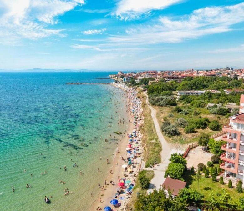 Beachfront studio apartment with sea views in Riviera Fort, Ravda.