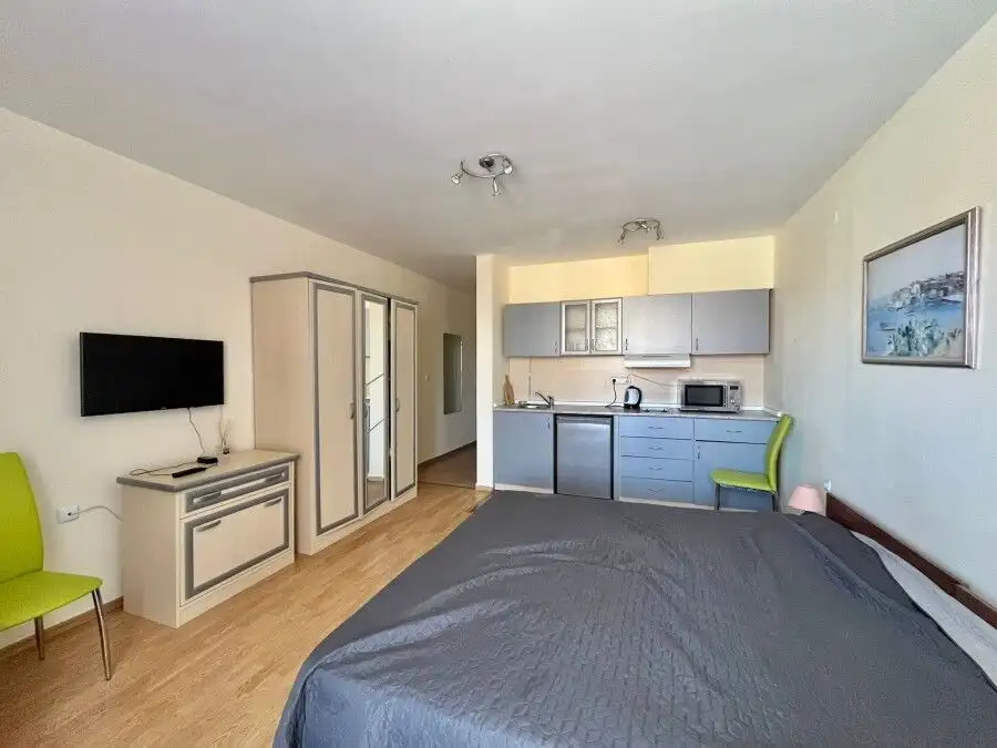 Bright studio apartment with modern kitchen in Riviera Fort, Ravda.