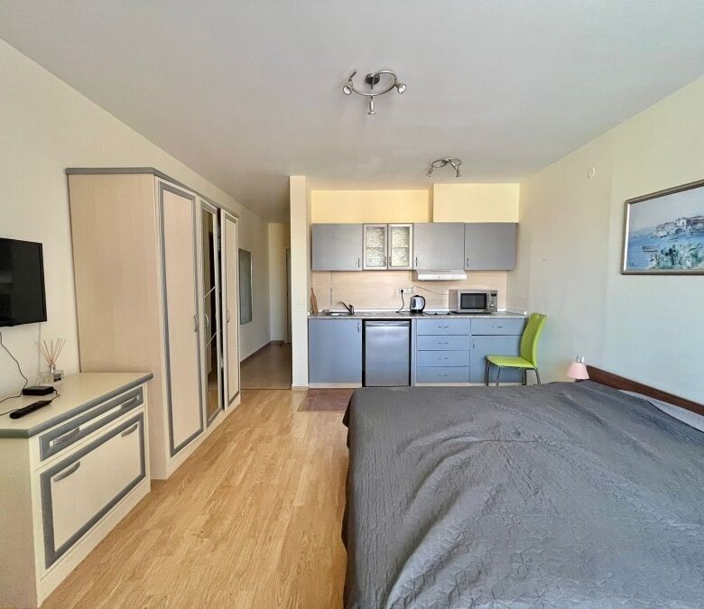 Bright studio apartment, 47 sq.m., first line in Riviera Fort, Ravda, with sea views and modern amen.