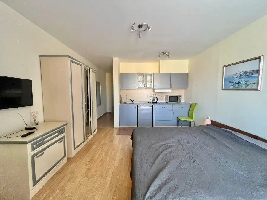 Bright studio apartment, 47 sq.m., first line in Riviera Fort, Ravda, with sea views and modern amen.