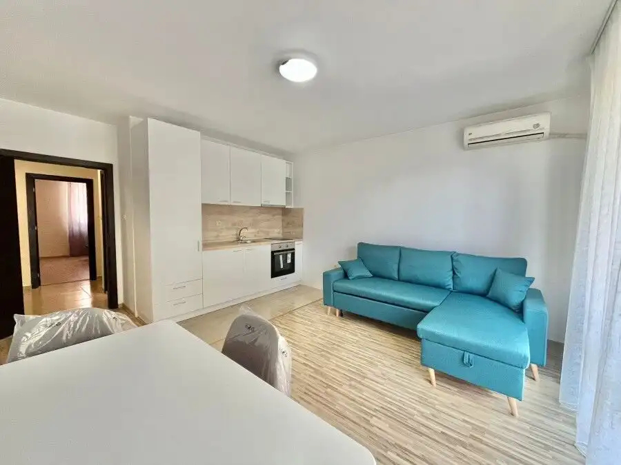 Bright 1-bedroom apartment just 20m from the sea in Ravda, featuring modern kitchen and comfortable.