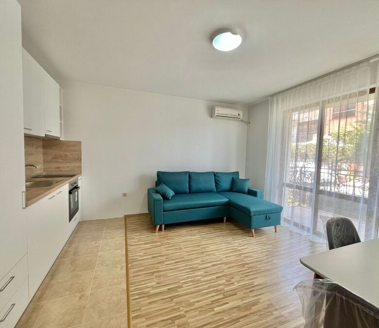 Bright ground floor 1-bedroom apartment in Ravda, 20m from the sea, with open-plan living area and m.