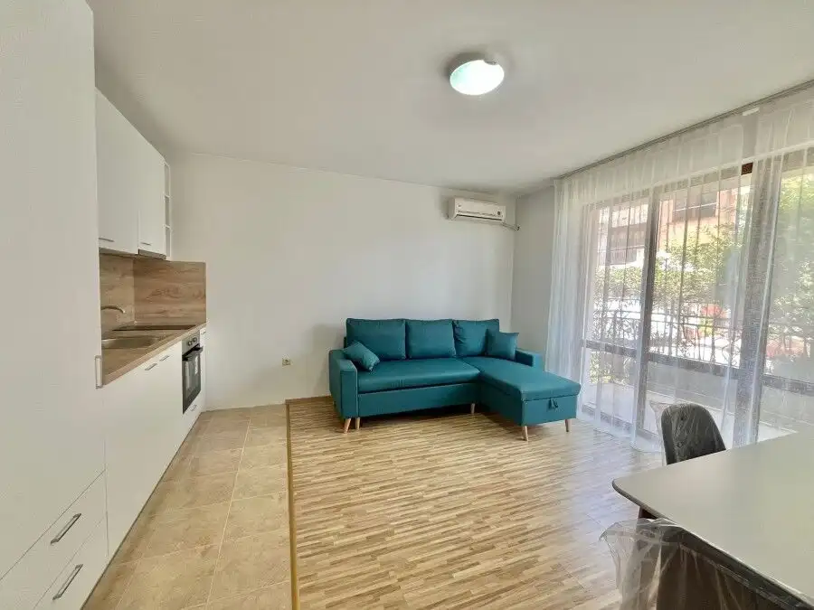 Bright ground floor 1-bedroom apartment in Ravda, 20m from the sea, with open-plan living area and m.