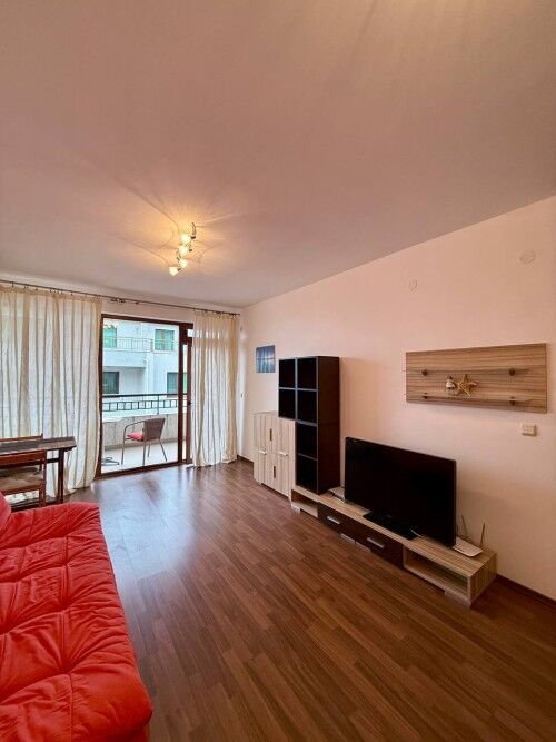 Bright living room with balcony and sea view in Villa Aqua.