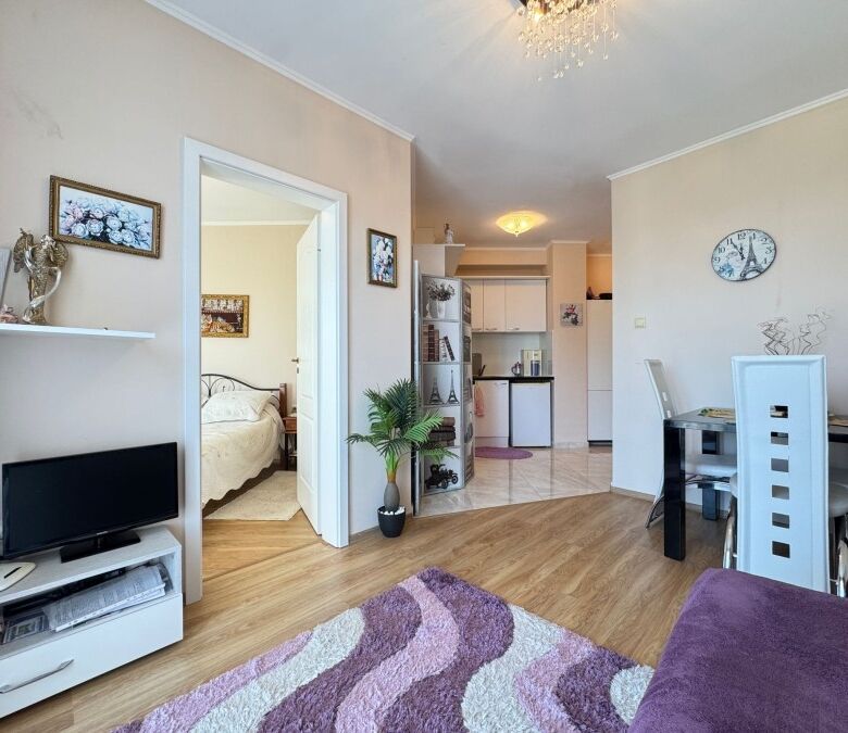 Bright 1-bedroom apartment in Izida Palace Spa complex, Sunny Beach, 49.5 sq.m.
