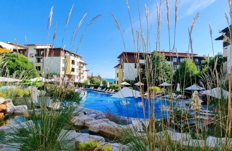 Sea view 1-bedroom apartment in Garden of Eden, Sveti Vlas, with access to a swimming pool and lush.