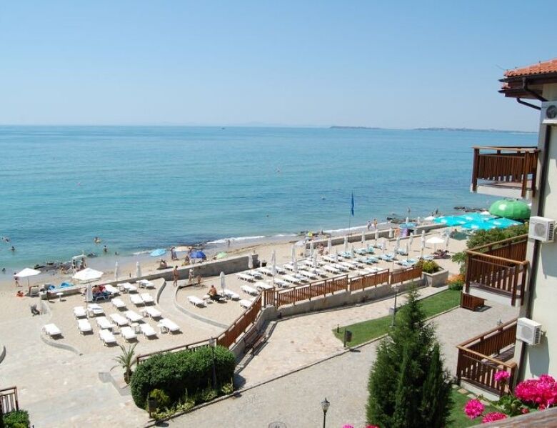 Sea view 1-bedroom apartment in Sveti Vlas with beach access and stunning ocean vistas.