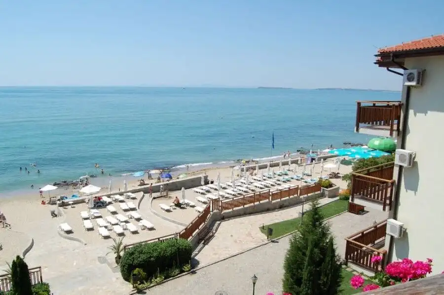 Sea View 1-Bed Apartment in Sveti Vlas Sea view 1-bedroom apartment in Sveti Vlas with beach access and stunning ocean vistas.