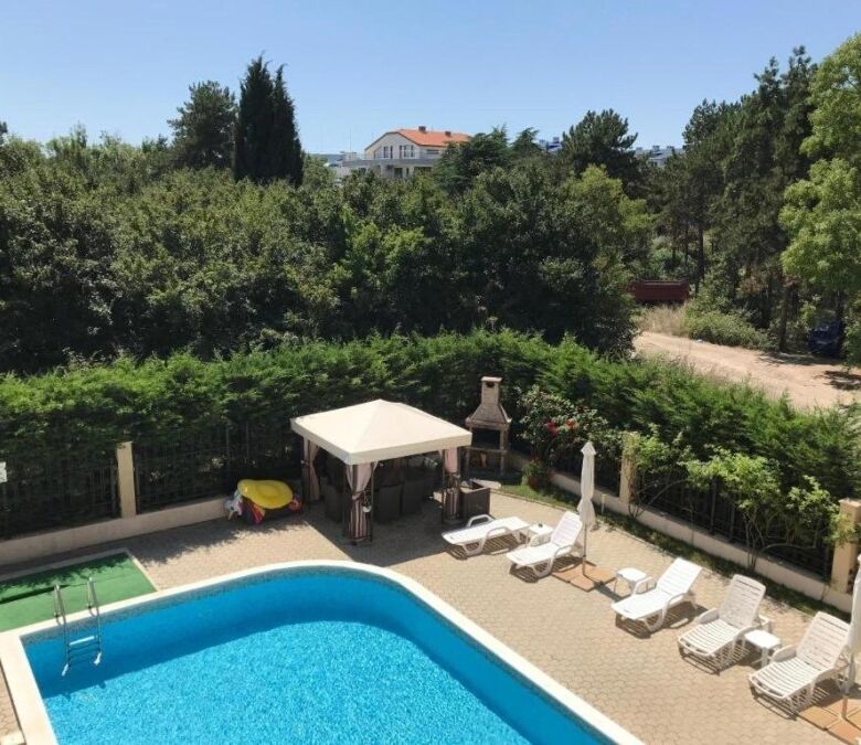 Bright 1 BED apartment with terrace and Jacuzzi near the beach.