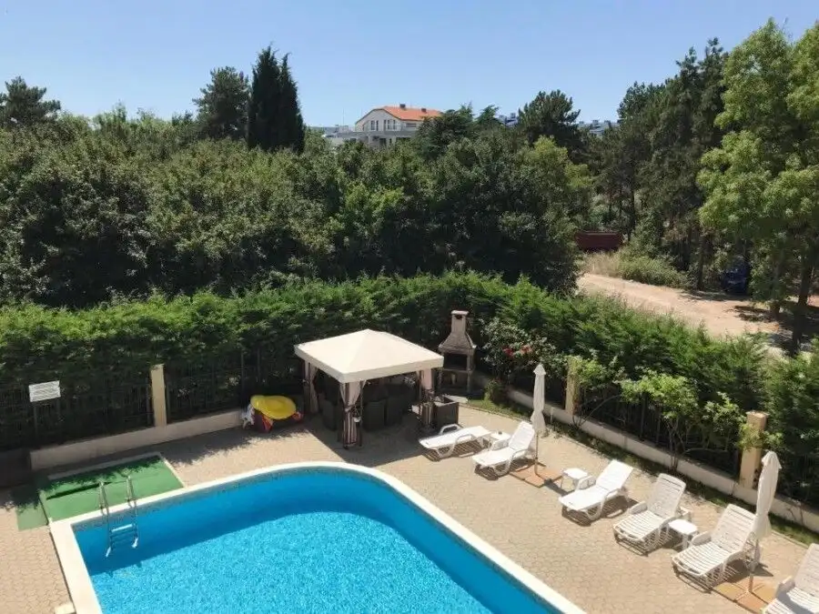 Bright 1 BED apartment with terrace and Jacuzzi near the beach.