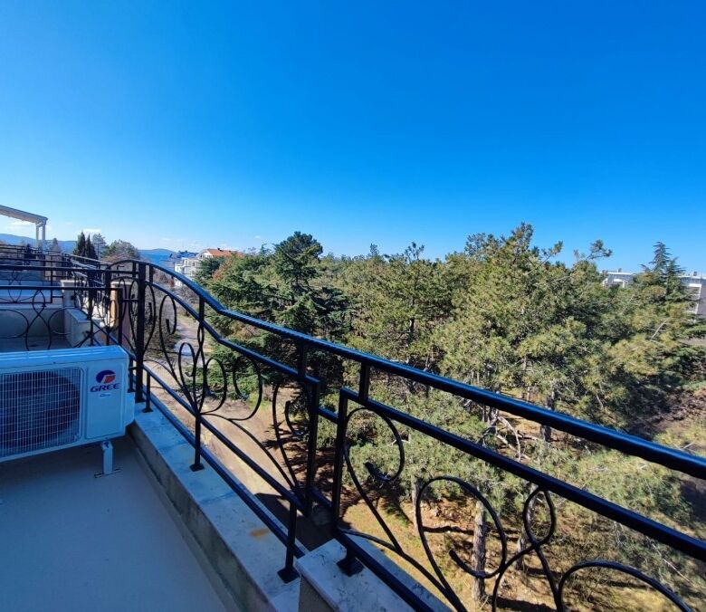 Bright 1-bedroom apartment with terrace and Jacuzzi near Pomorie Beach.