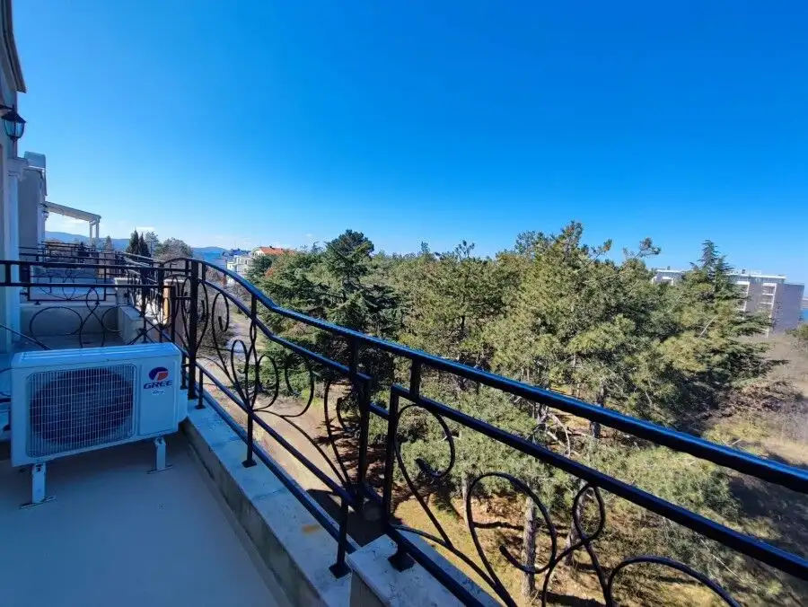 Bright 1-bedroom apartment with terrace and Jacuzzi near Pomorie Beach.