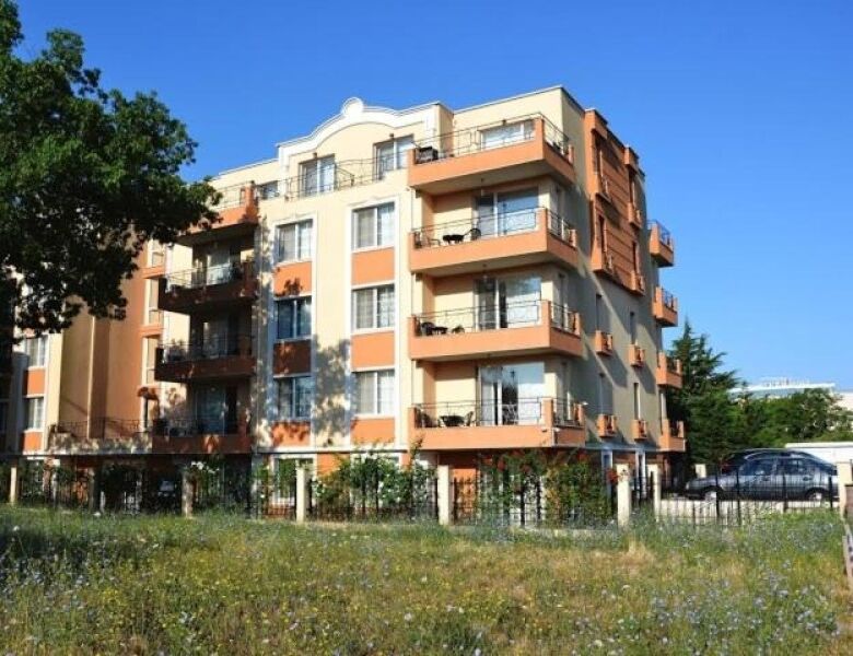 Bright 1-bedroom apartment with terrace and Jacuzzi near the beach.