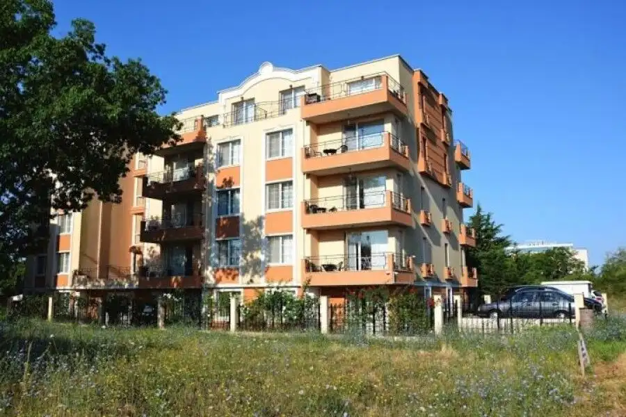 Bright 1-bedroom apartment with terrace and Jacuzzi near the beach.