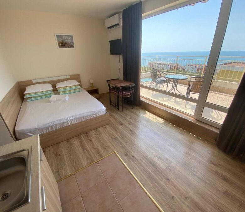 Bright studio apartment with stunning sea views and spacious terrace in Sveti Vlas.