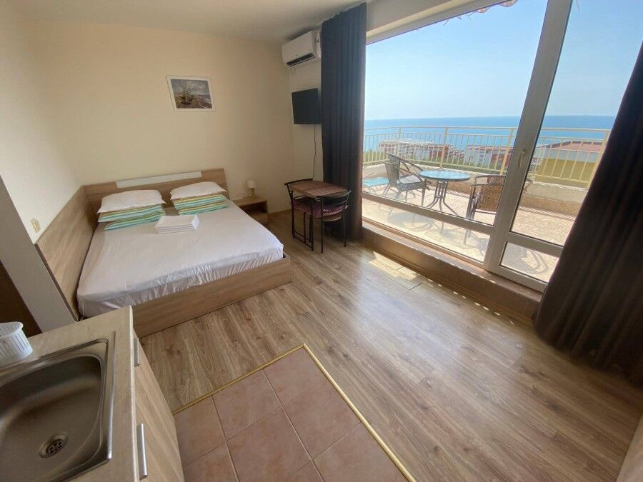 Bright studio apartment with stunning sea views and spacious terrace in Sveti Vlas.