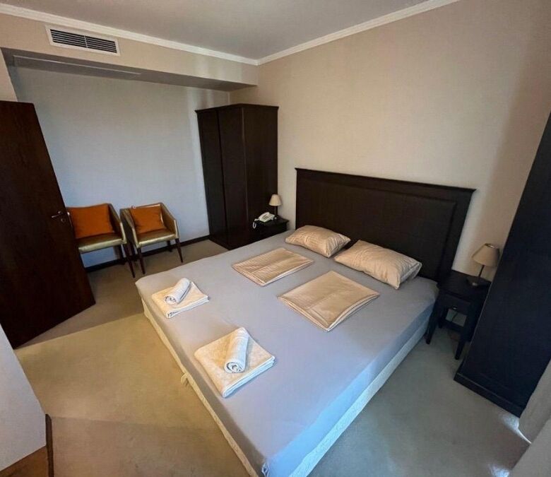 Comfortable 1-bedroom apartment with stylish furnishings and ample space.
