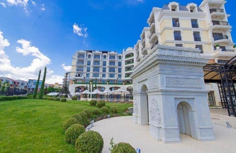 Modern 1-bedroom apartment with sea views near Sveti Vlas, 250m from the beach.