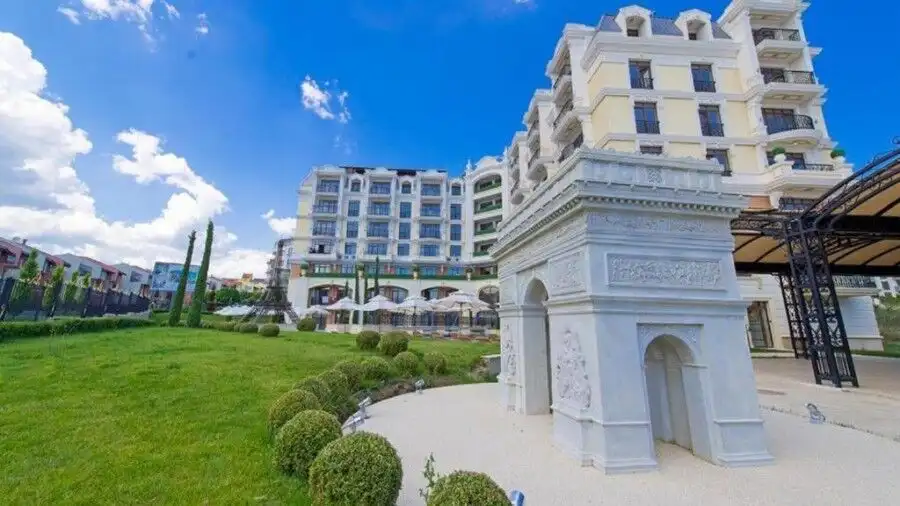 Modern 1-bedroom apartment with sea views near Sveti Vlas, 250m from the beach.