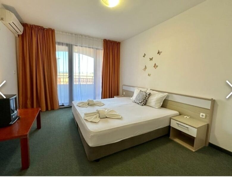 Sea view 1-bedroom apartment with 2 balconies in Marina Cape, Aheloy. Modern interior, bright space,.