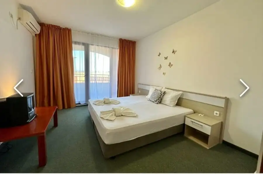 Sea view 1-bedroom apartment with 2 balconies in Marina Cape, Aheloy. Modern interior, bright space,.