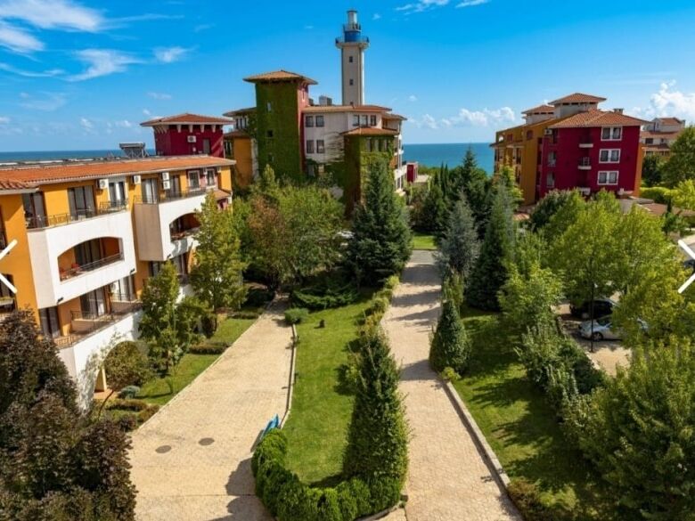 Spacious 1-bedroom sea view apartment with 86 sq.m., 2 balconies, located in Marina Cape, Aheloy. Pe.