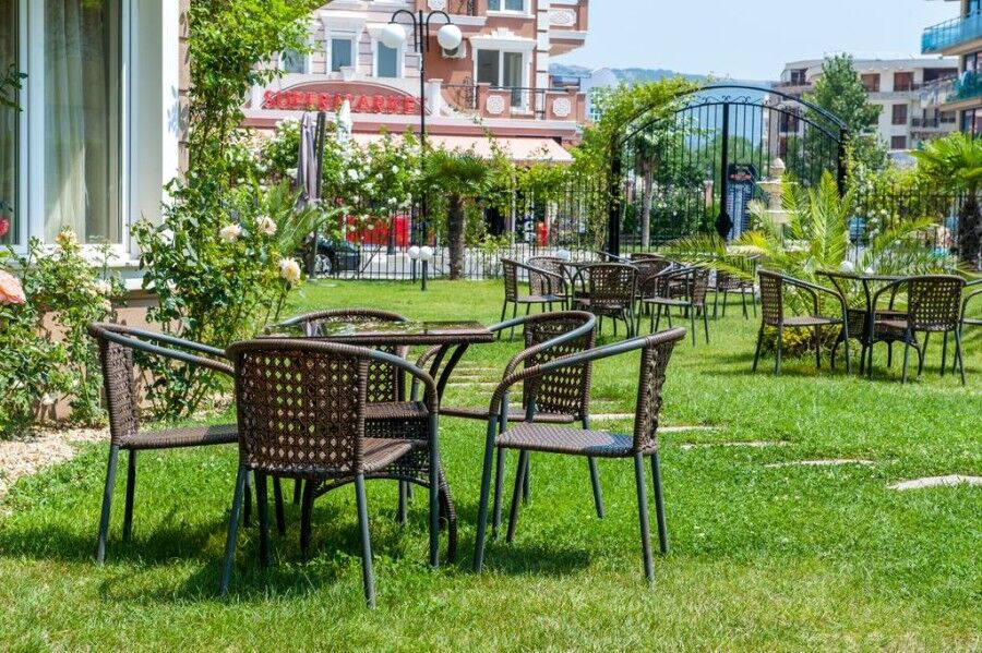 Furnished studio apartment in Dawn Park Deluxe, Sunny Beach Furnished studio apartment in Dawn Park Deluxe, Sunny Beach with garden seating area and lush greene.
