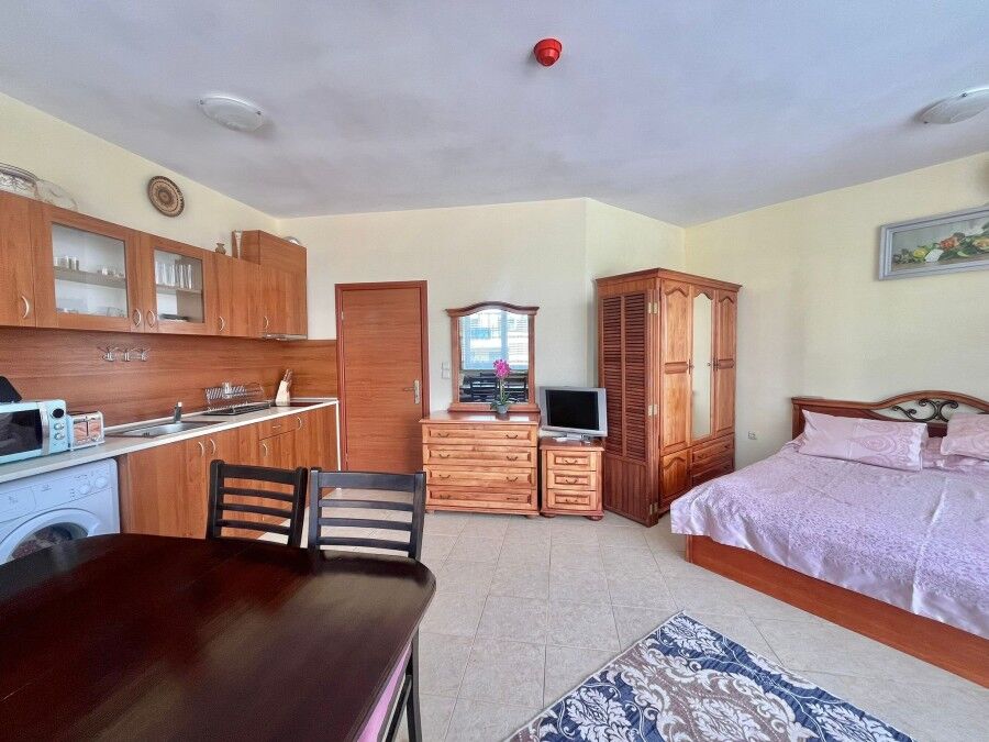 Spacious studio in Karolina spa complex, Sunny Beach Bright studio apartment with modern furnishings in Karolina spa resort, Sunny Beach, offering comfor.