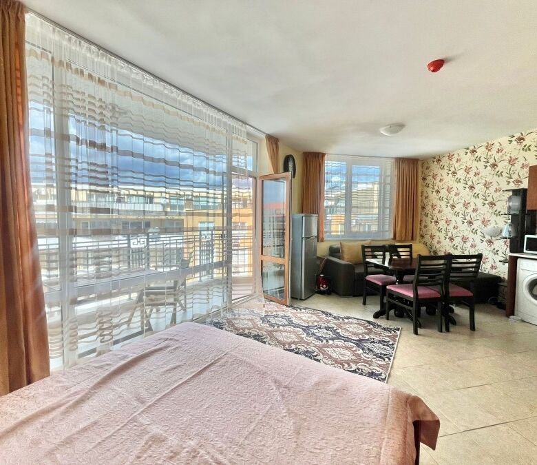 Bright studio with balcony in Sunny Beach resort.
