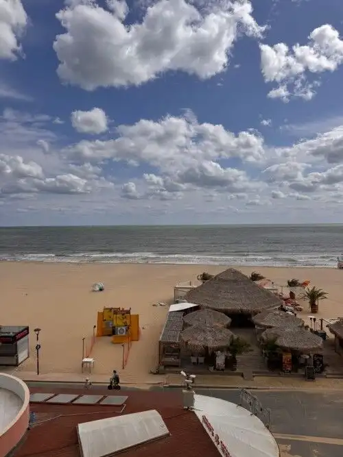 Sea view 1-bedroom apartment on the beach, 75 sq.m., first line, sunny beach location. Perfect for s.