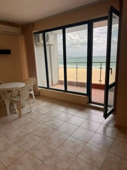 Sea view 1-bedroom apartment on the beach, 75 sq.m., first line, sunny beach location.