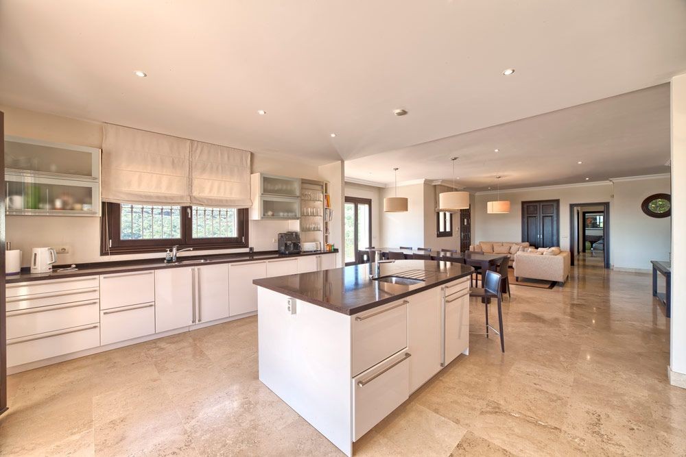 36-fully-fitted-kitchen