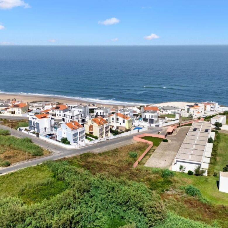 Elegant 3-bedroom villa for sale in Santa Cruz overlooking the sea. Modern design, spacious interior.