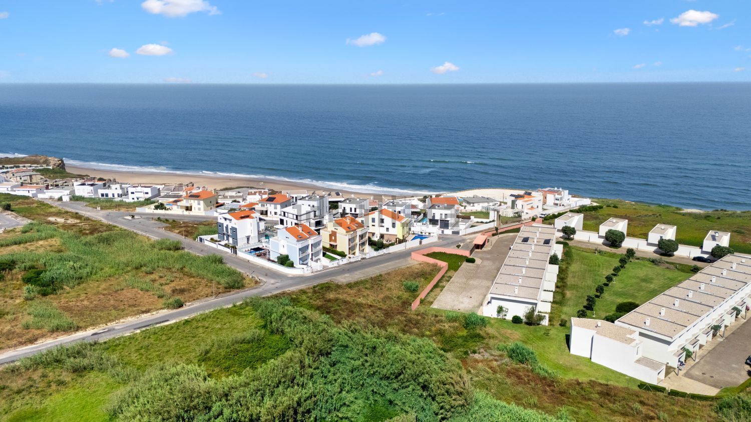 Luxury Villa in Santa Cruz with Ocean Views Elegant 3-bedroom villa for sale in Santa Cruz overlooking the sea. Modern design, spacious interior.