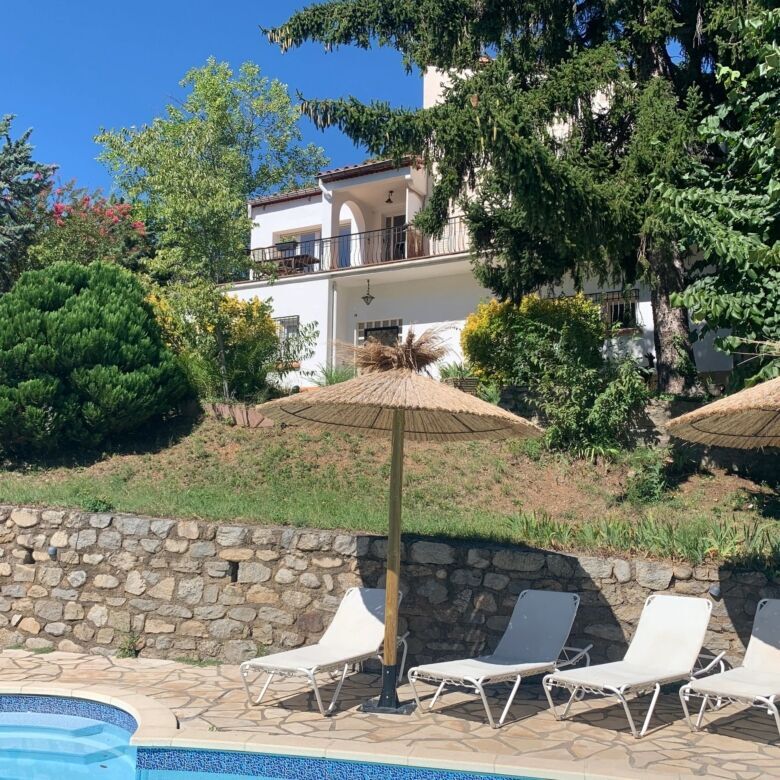 Villa with lush garden and pool in Arles-sur-Tech, ideal for relaxing and enjoying outdoor living.