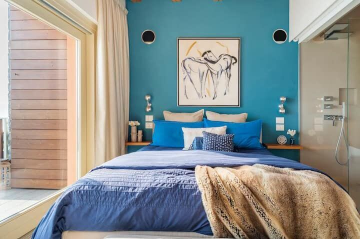 Modern bedroom with blue accents and stylish decor in Spiglia.